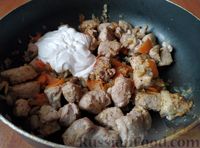 Фото приготовления рецепта: Свинина, тушенная со щавелем и сметаной - шаг №9
