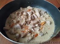 Фото приготовления рецепта: Свинина, тушенная со щавелем и сметаной - шаг №11