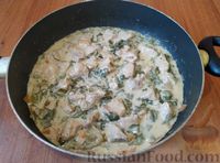 Фото приготовления рецепта: Свинина, тушенная со щавелем и сметаной - шаг №14