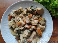 Фото приготовления рецепта: Свинина, тушенная со щавелем и сметаной - шаг №16