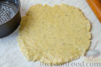 Фото приготовления рецепта: Киш с копчёной скумбрией, зелёным луком и перцем чили - шаг №9