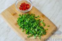 Фото приготовления рецепта: Киш с копчёной скумбрией, зелёным луком и перцем чили - шаг №11