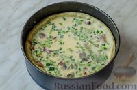 Фото приготовления рецепта: Киш с копчёной скумбрией, зелёным луком и перцем чили - шаг №15