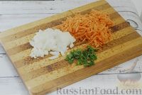 Фото приготовления рецепта: Курица, тушенная с грибами в томатно-сметанном соусе - шаг №2