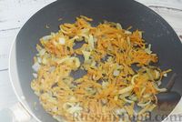 Фото приготовления рецепта: Курица, тушенная с грибами в томатно-сметанном соусе - шаг №3