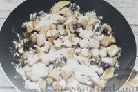 Фото приготовления рецепта: Курица, тушенная с грибами в томатно-сметанном соусе - шаг №7