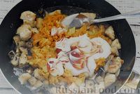 Фото приготовления рецепта: Курица, тушенная с грибами в томатно-сметанном соусе - шаг №9