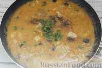 Фото приготовления рецепта: Курица, тушенная с грибами в томатно-сметанном соусе - шаг №10