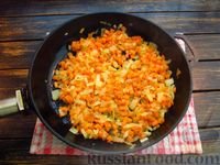 Фото приготовления рецепта: Тушёная картошка с сосисками, запечённая с сыром - шаг №4