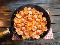 Фото приготовления рецепта: Тушёная картошка с сосисками, запечённая с сыром - шаг №6
