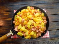 Фото приготовления рецепта: Тушёная картошка с сосисками, запечённая с сыром - шаг №11