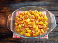 Фото приготовления рецепта: Тушёная картошка с сосисками, запечённая с сыром - шаг №13