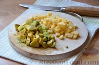 Фото приготовления рецепта: Салат с авокадо, огурцами и сыром - шаг №2