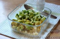 Фото приготовления рецепта: Салат с авокадо, огурцами и сыром - шаг №4