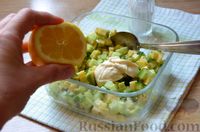 Фото приготовления рецепта: Салат с авокадо, огурцами и сыром - шаг №5