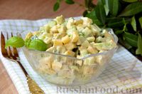 Фото приготовления рецепта: Салат с авокадо, огурцами и сыром - шаг №7