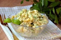 Фото приготовления рецепта: Салат с авокадо, огурцами и сыром - шаг №8