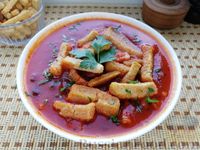 Фото к рецепту: Суп с фасолью, копчёной грудинкой и томатным соком