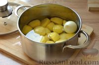 Фото приготовления рецепта: Домашние вареники с картошкой, шкварками и луком - шаг №4