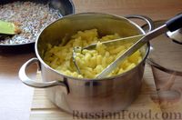 Фото приготовления рецепта: Домашние вареники с картошкой, шкварками и луком - шаг №9