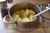 Фото приготовления рецепта: Домашние вареники с картошкой, шкварками и луком - шаг №10