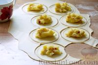 Фото приготовления рецепта: Домашние вареники с картошкой, шкварками и луком - шаг №11