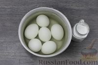 Фото приготовления рецепта: Яйца, фаршированные редисом и зелёным луком - шаг №2