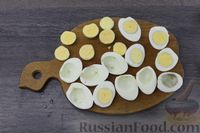 Фото приготовления рецепта: Яйца, фаршированные редисом и зелёным луком - шаг №3