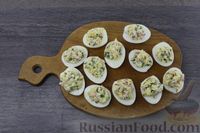 Фото приготовления рецепта: Яйца, фаршированные редисом и зелёным луком - шаг №8