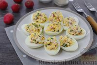 Фото к рецепту: Яйца, фаршированные редисом и зелёным луком