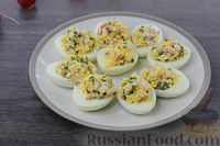 Фото приготовления рецепта: Яйца, фаршированные редисом и зелёным луком - шаг №10