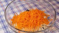 Фото приготовления рецепта: Маринованная селёдка с луком и морковкой - шаг №5