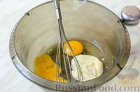 Фото приготовления рецепта: Куриный рулет с омлетом, грибами и изюмом - шаг №7