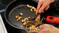 Фото приготовления рецепта: Соус песто из зелёного лука и мяты, с орехами, пармезаном, чесноком и имбирём (плюс блюдо с ним) - шаг №1