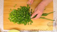 Фото приготовления рецепта: Соус песто из зелёного лука и мяты, с орехами, пармезаном, чесноком и имбирём (плюс блюдо с ним) - шаг №3