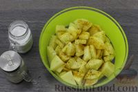 Фото приготовления рецепта: Караси, запечённые с картошкой в майонезно-чесночном соусе (в духовке) - шаг №4