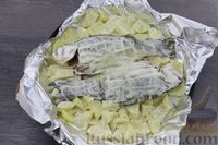 Фото приготовления рецепта: Караси, запечённые с картошкой в майонезно-чесночном соусе (в духовке) - шаг №7
