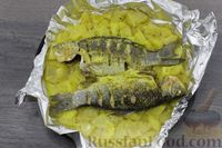 Фото приготовления рецепта: Караси, запечённые с картошкой в майонезно-чесночном соусе (в духовке) - шаг №8