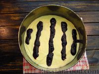 Фото приготовления рецепта: Пирог с вареньем, на кефире - шаг №9