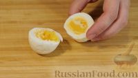 Фото приготовления рецепта: Помидоры, фаршированные тунцом, яйцом и сыром - шаг №4