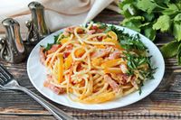 Фото к рецепту: Спагетти с копчёной грудинкой, сметаной и овощами