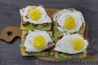 Фото приготовления рецепта: Бутерброды с молодой капустой, колбасой, помидорами и яичницей - шаг №8