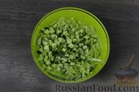 Фото приготовления рецепта: Салат из молодой капусты с колбасой, огурцами и плавленым сыром - шаг №4