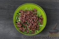 Фото приготовления рецепта: Салат из молодой капусты с колбасой, огурцами и плавленым сыром - шаг №5