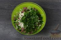 Фото приготовления рецепта: Салат из молодой капусты с колбасой, огурцами и плавленым сыром - шаг №7