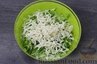 Фото приготовления рецепта: Салат из молодой капусты с плавленым сыром и кукурузой - шаг №3