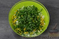 Фото приготовления рецепта: Салат из молодой капусты с плавленым сыром и кукурузой - шаг №5