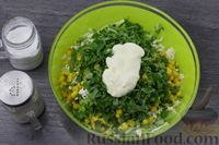 Фото приготовления рецепта: Салат из молодой капусты с плавленым сыром и кукурузой - шаг №6