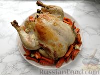 Фото к рецепту: Запечённая курица, фаршированная морковью и чесноком (в рукаве)