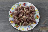 Фото приготовления рецепта: Тушёные куриные сердечки с грибами и сметаной - шаг №2